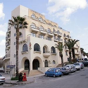 Gillieru Harbour Hotel